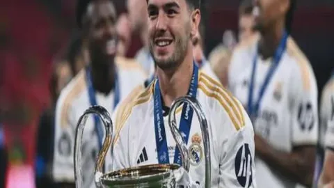 “惊险对决：卢克·利特勒飞镖竞技，猎奇美食引热议。”